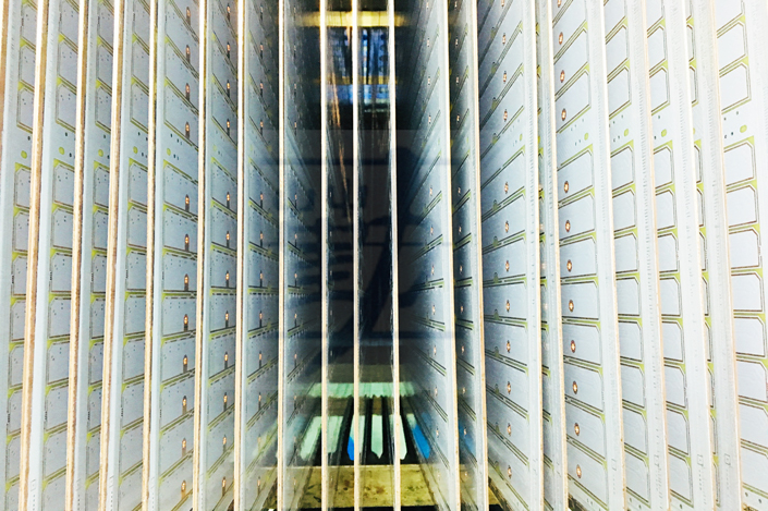 PCB的主要功能是什么：提供机械支撑 PCB为集成电路等各种电子元器件固定，装配提供了机械支撑。